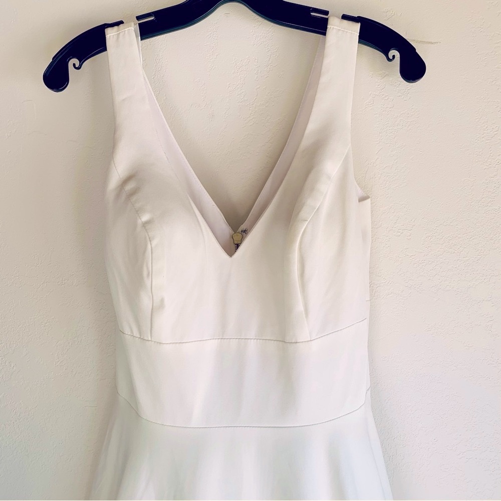 Mac Duggal White A-Line Gown With Pockets  Size 6 Sleeveless V-Neck Bridal Gown - Picture 6 of 12